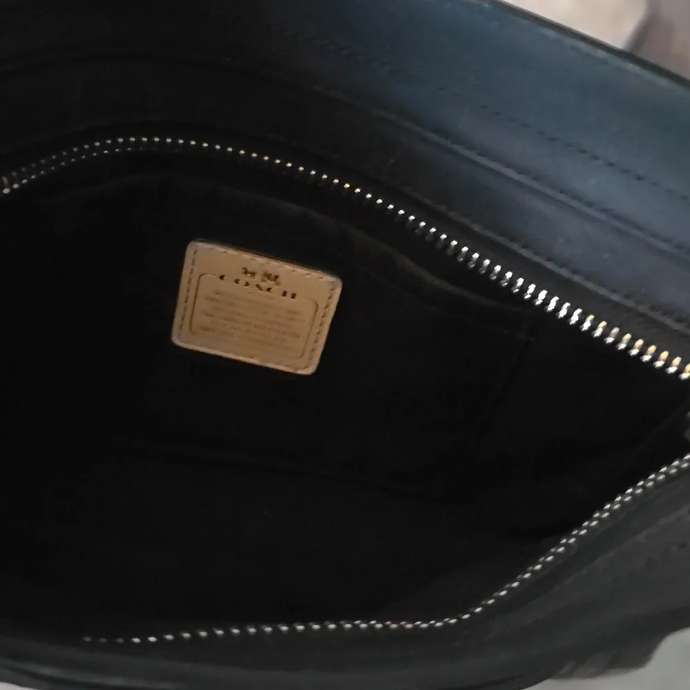 Coach black leather embossed small crossbody gold detail - Picture 10 of 13